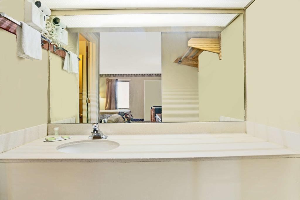 Super 8 Newnan Hotel Kültér fotó